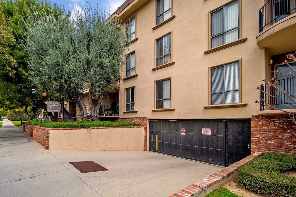 Property View, Welcoming Property Sign at Los Robles Apartments, California, 91101