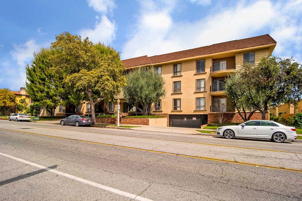 Car Parking at Los Robles Apartments, Pasadena, CA, 91101