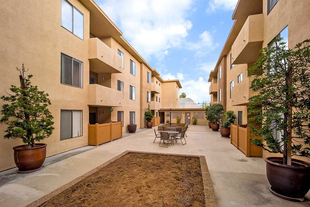 Community Area at Los Robles Apartments, Pasadena, 91101