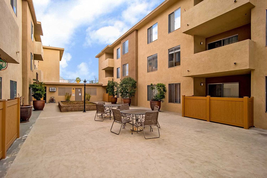 Courtyard at Los Robles Apartments, Pasadena, California