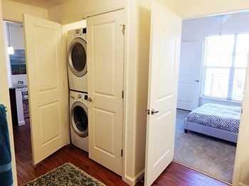 2 Bedroom Apartments near Longmont Hospital with Full Sized Washers and Dryers