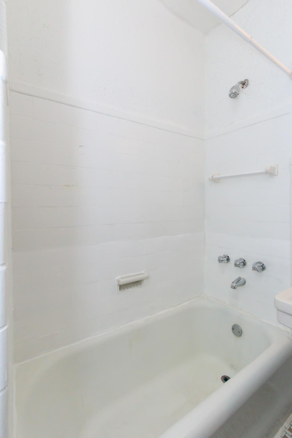 Manor Apartments Bathtub