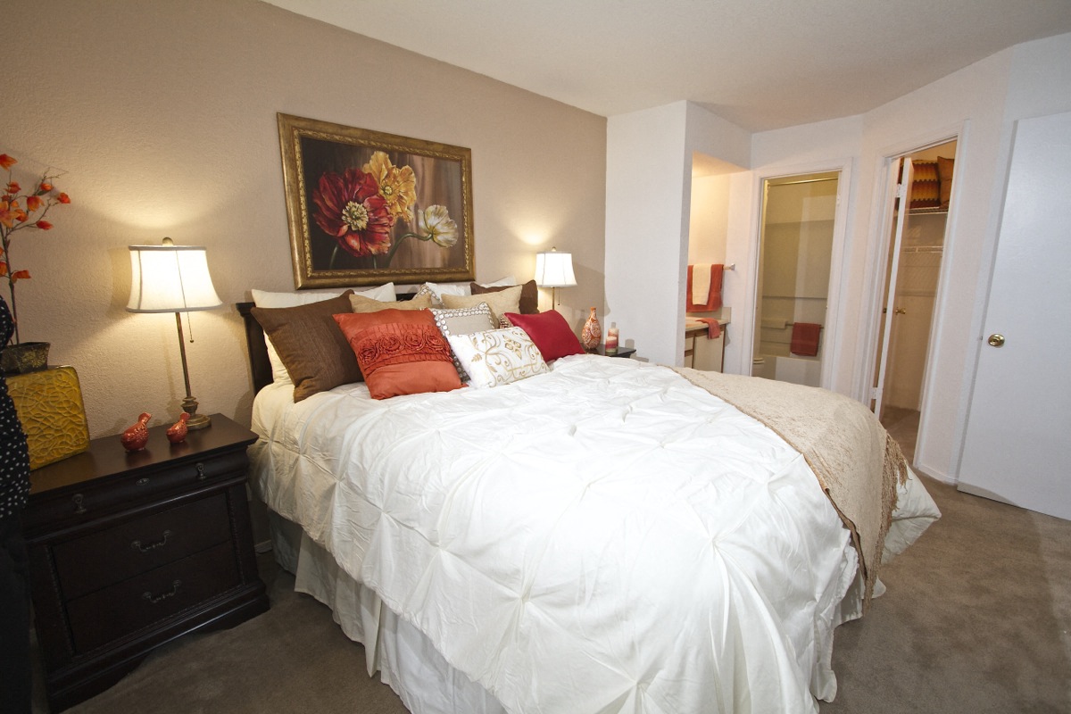 Royal Pointe Apartments