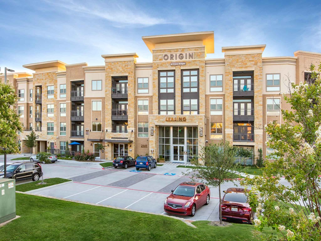 a large building with cars parked in front of it