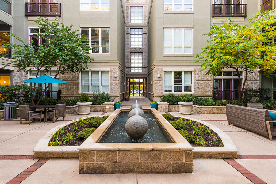 The Boulevard - Apartments for rent in the Golden Triangle - Courtyard