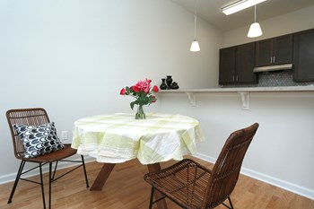 Table in front of kitchen counter - Photo Gallery 6