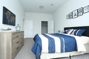 Bedroom model unit with carpeted floors - Photo Gallery 8