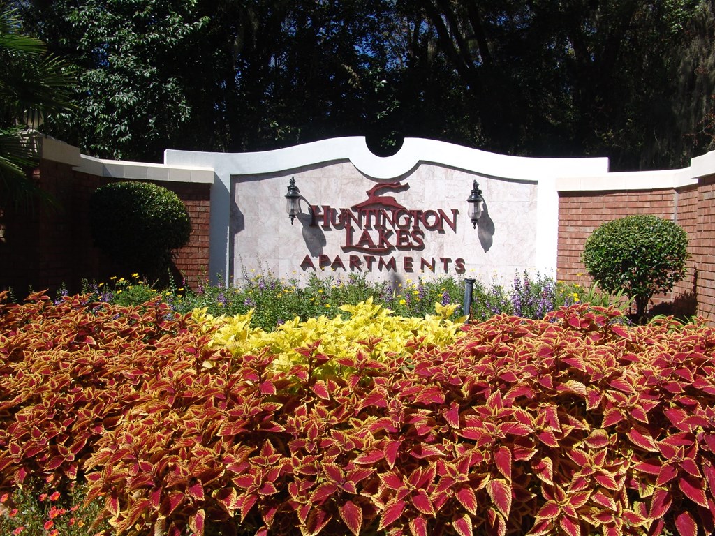 the sign at the entrance to fountain place apartments