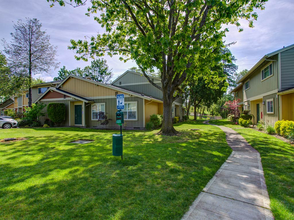 Gorgeous Landscaped Walkways at Commons at Timber Creek, Oregon, 97229