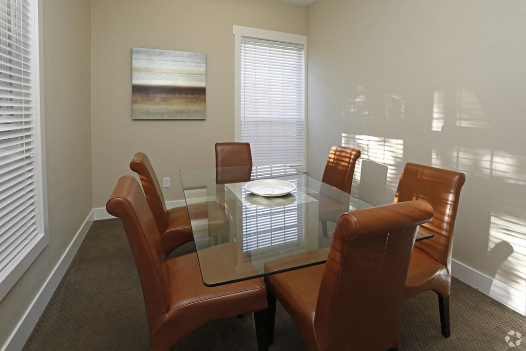Dining Area Dining Area at Commons at Avalon Park Apartments, Tigard, OR