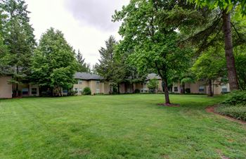 Green surroundings at Commons at Creekside Apartments, Hillsboro, Oregon