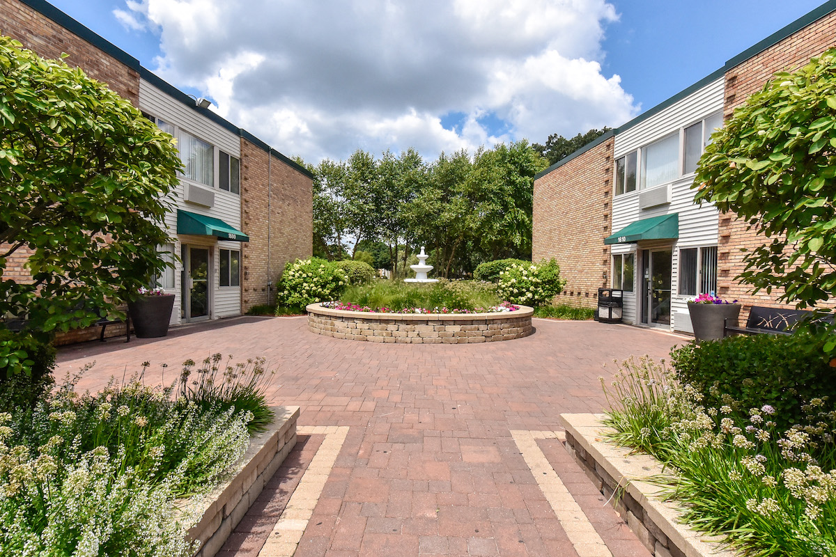 Harbor Lake Apartments in Waukegan, IL