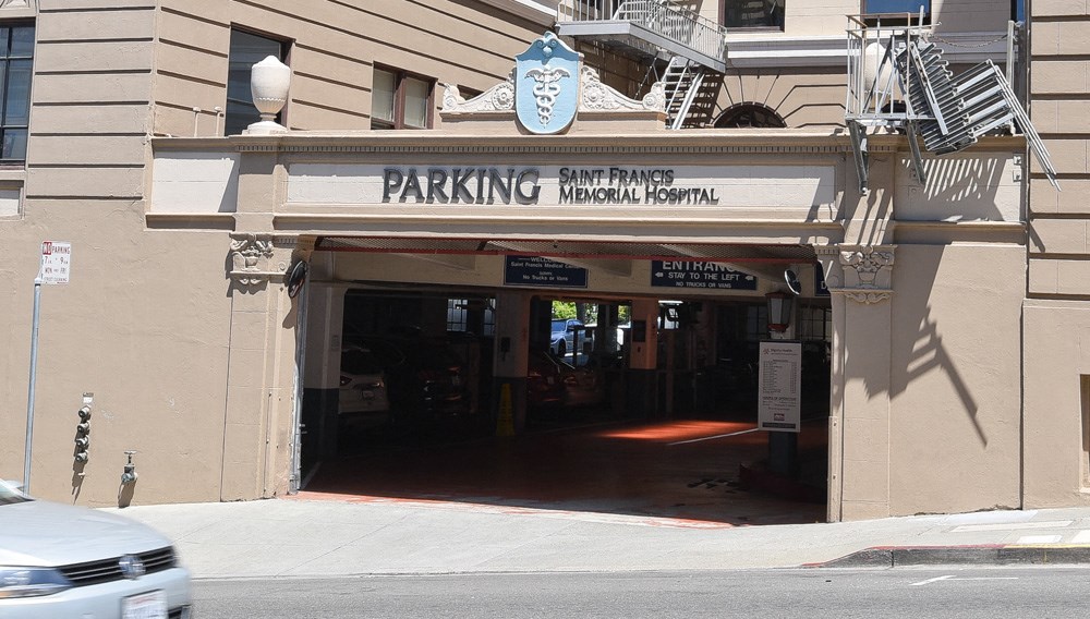 a parking garage on the side of a city street