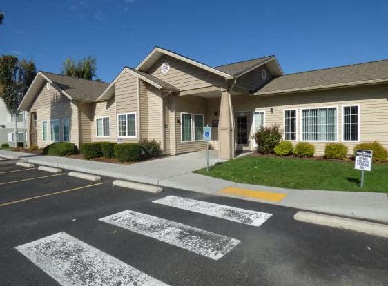 Exterior Building leasing office Heron Creek 