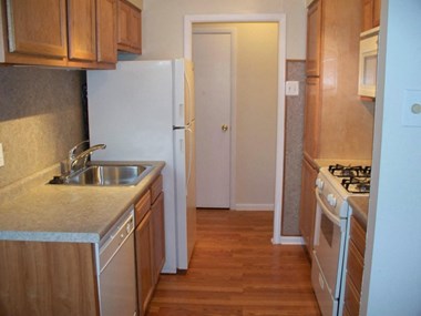 944 E. Johnson Street 1-2 Beds Apartment for Rent - Photo Gallery 1