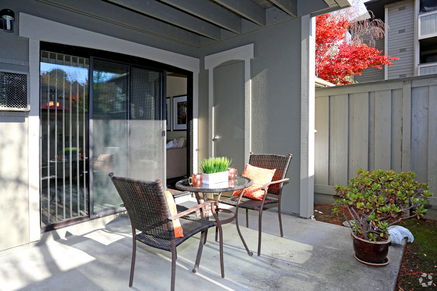 Patio furniture l Muirwood Garden Apartments Martinez CA