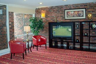 Lobby with seating and television - Photo Gallery 4