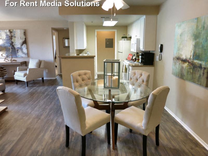 The Marina in Modesto lobby area with lots of seating