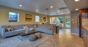 Leasing Office Lounge Area - Photo Gallery 3