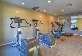 Fitness center with ellipticals and treadmill - Photo Gallery 6