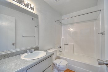 Bathroom with tub - Photo Gallery 9