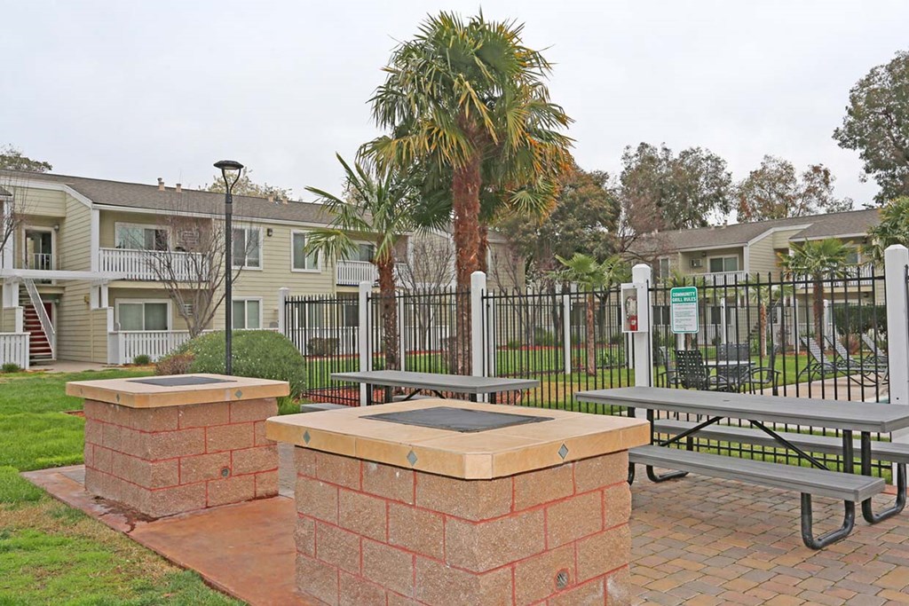 BBQ seating area at PARKSIDE BRENTWOOD, Brentwood, CA 94513