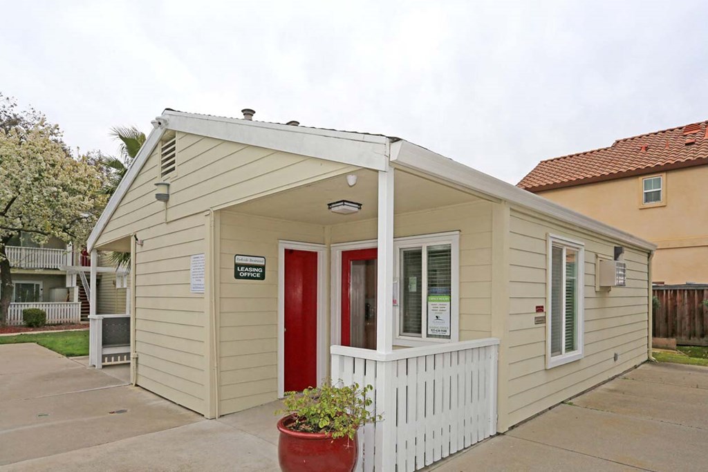 Exterior building view at PARKSIDE BRENTWOOD, Brentwood, CA