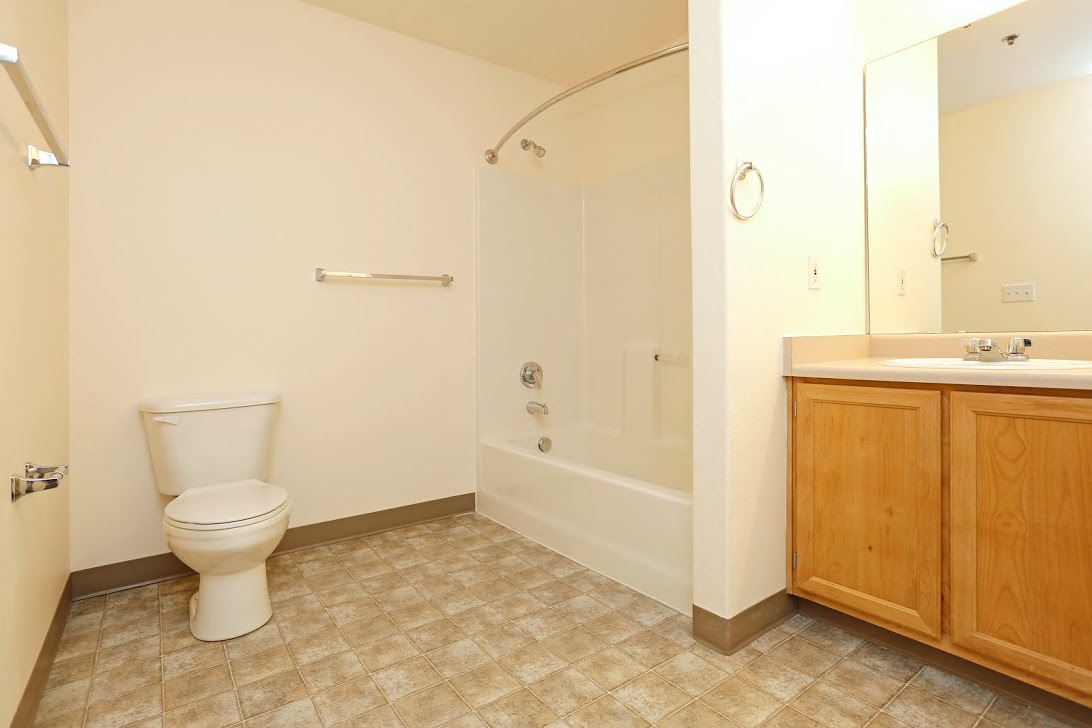 Bathroom l Redwood Commons Apartments McMinnville, OR