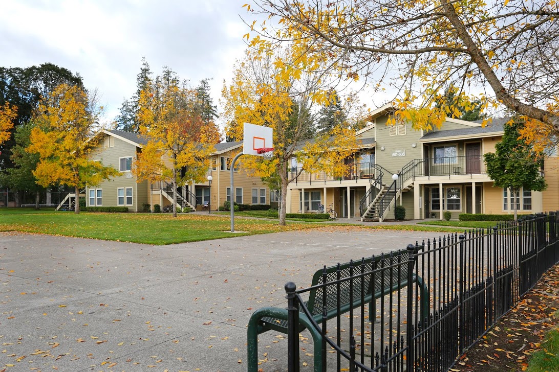 Basketball Court l Redwood Commons Apartments McMinnville, OR