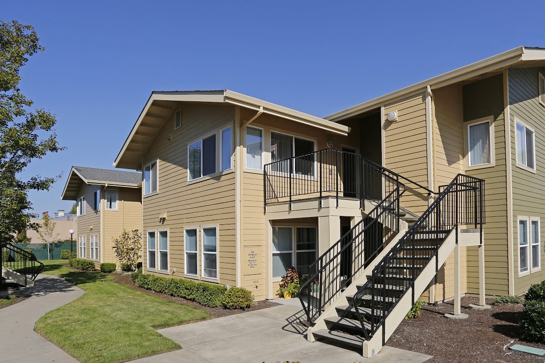 Exterior Building l Redwood Commons Apartments McMinnville, OR