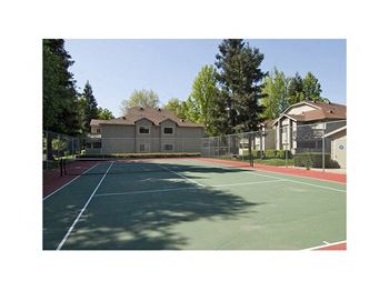 River Terrace Apartments | Tennis Court