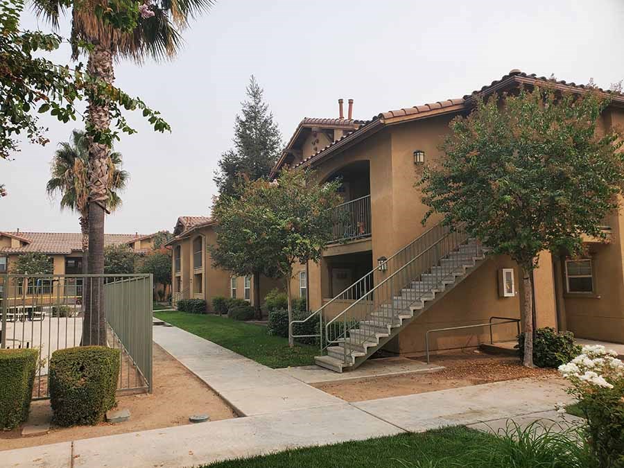 Exterior view of building l Sandstone Apartments in Fresno CA