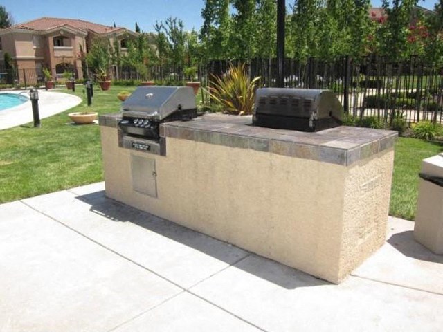 BBQ Area by pool Apt rentals in Elk Grove l Siena Villas