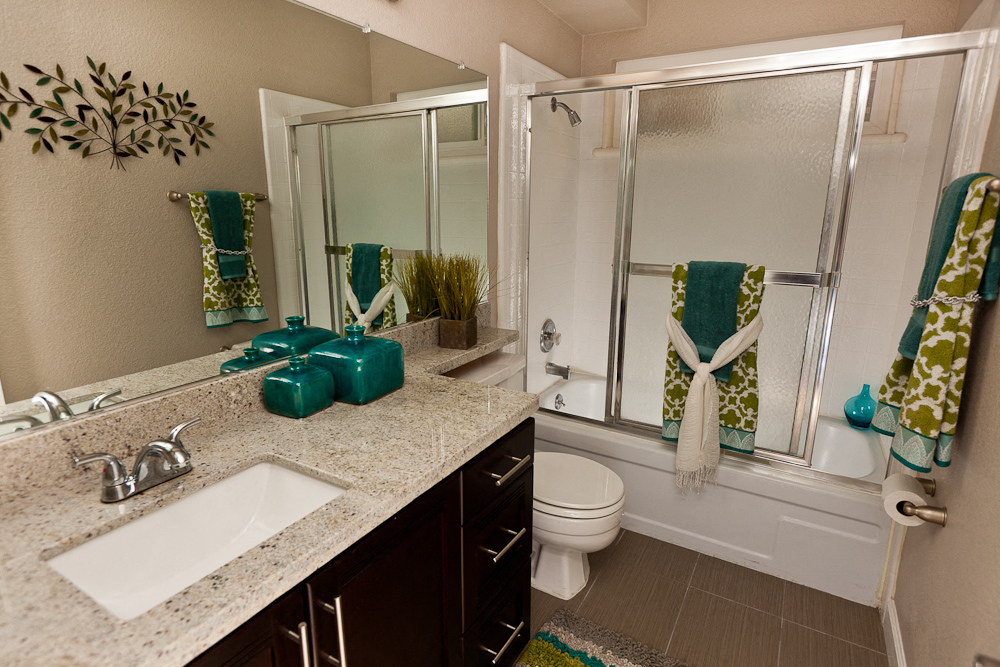 Full bathroom Sacramento 95825 Ca Apt Rentals Montecito Villas