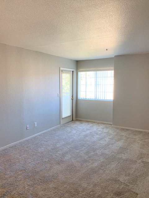 Living Room (unfurnished) | Somerset Apartments in Antioch, CA 94509