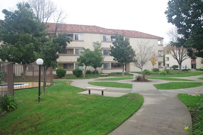Exterior building with view of grass courtyard l Somerset Apartments in Antioch CA