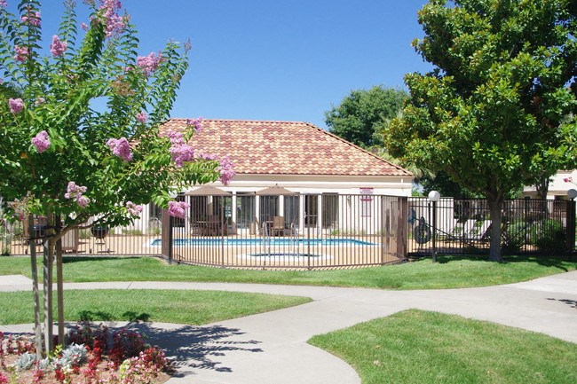 Exterior building with view of pool l Somerset Apartments in Antioch CA