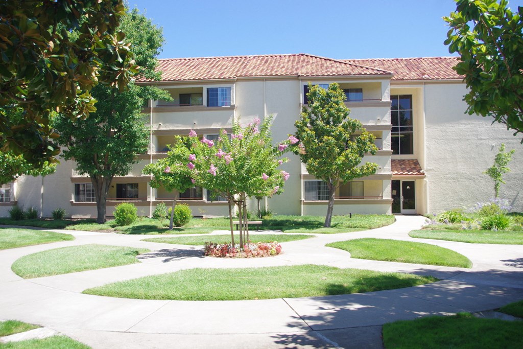 Exterior building with view of grass courtyard l Somerset Apartments in Antioch CA