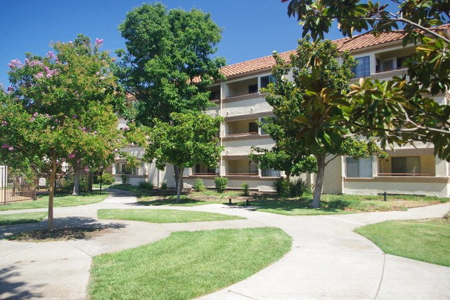 Exterior building with view of grass courtyard l Somerset Apartments in Antioch CA