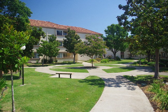 Exterior building with view of grass courtyard l Somerset Apartments in Antioch CA