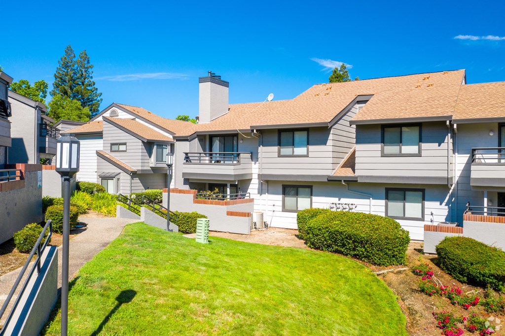 Exterior building and grass   l Somersett Hills Apartments in Roseville Ca