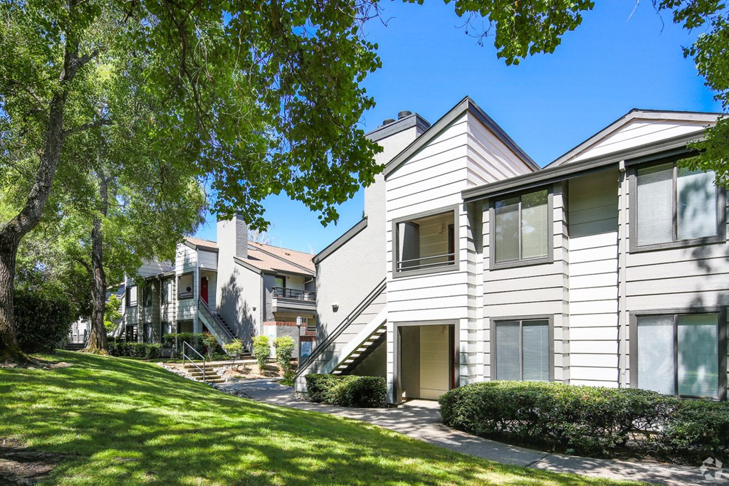 Exterior building   l Somersett Hills Apartments in Roseville Ca
