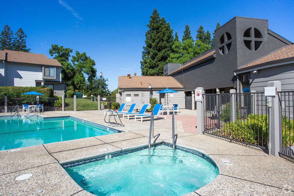 Pool and hot tub  l Somersett Hills Apartments in Roseville Ca