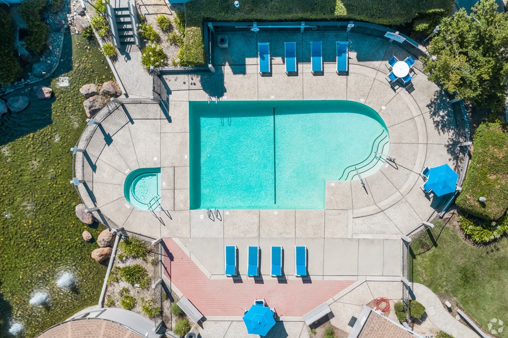 Ariel view of pool area  l Somersett Hills Apartments in Roseville Ca