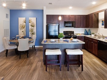 The Oaks at Southlake Commons Luxury Apartments - Photo Gallery 6