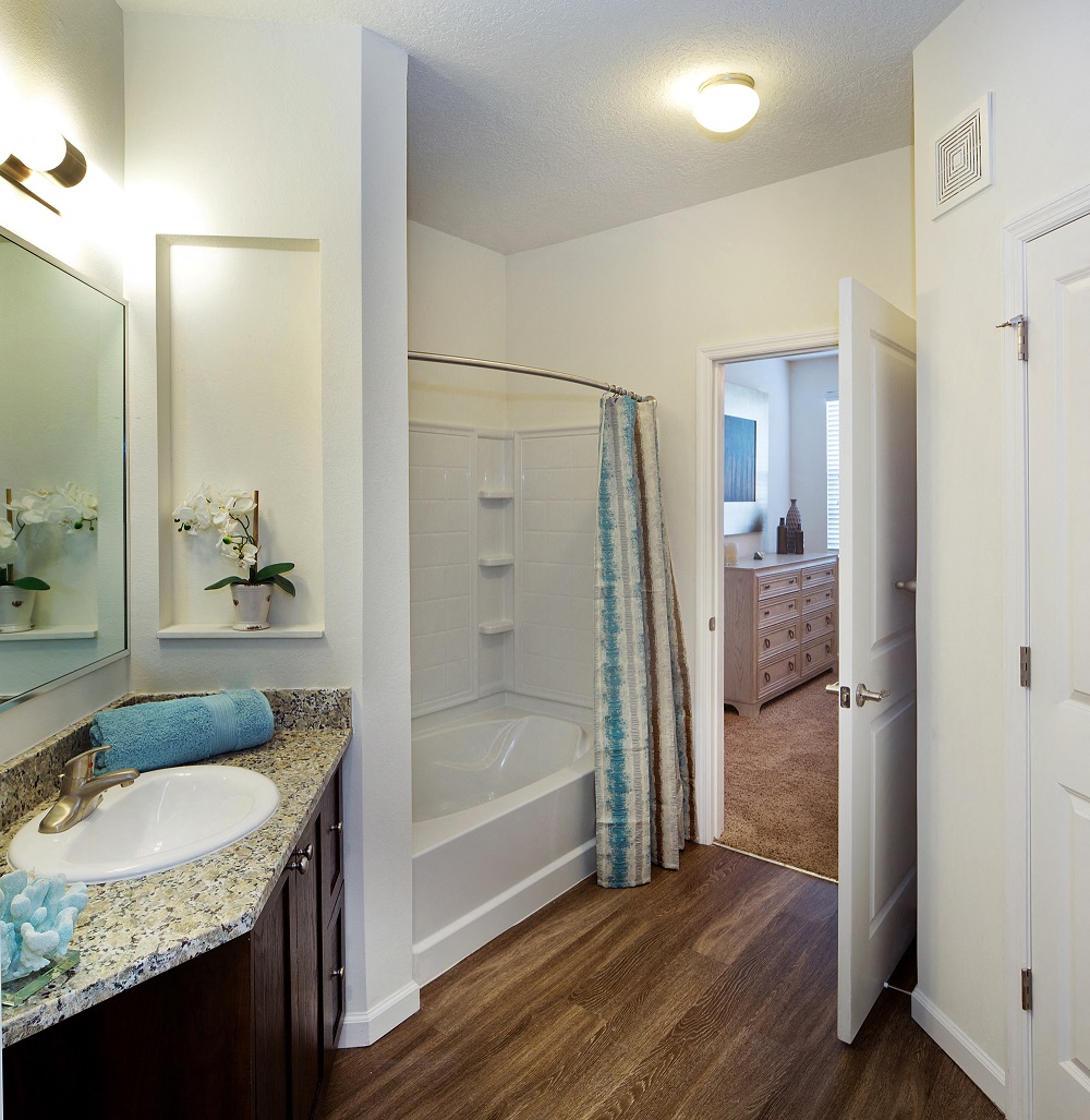 The Oaks at Southlake Commons Luxury Apartments