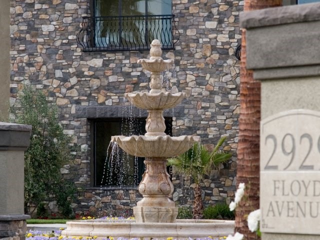 Fountain and Sign Apartments in Modesto, CA l Villas at Villaggio