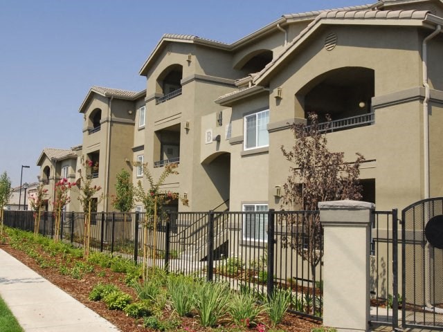 Exterior Buildings Apartments in Modesto, CA l Villas at Villaggio