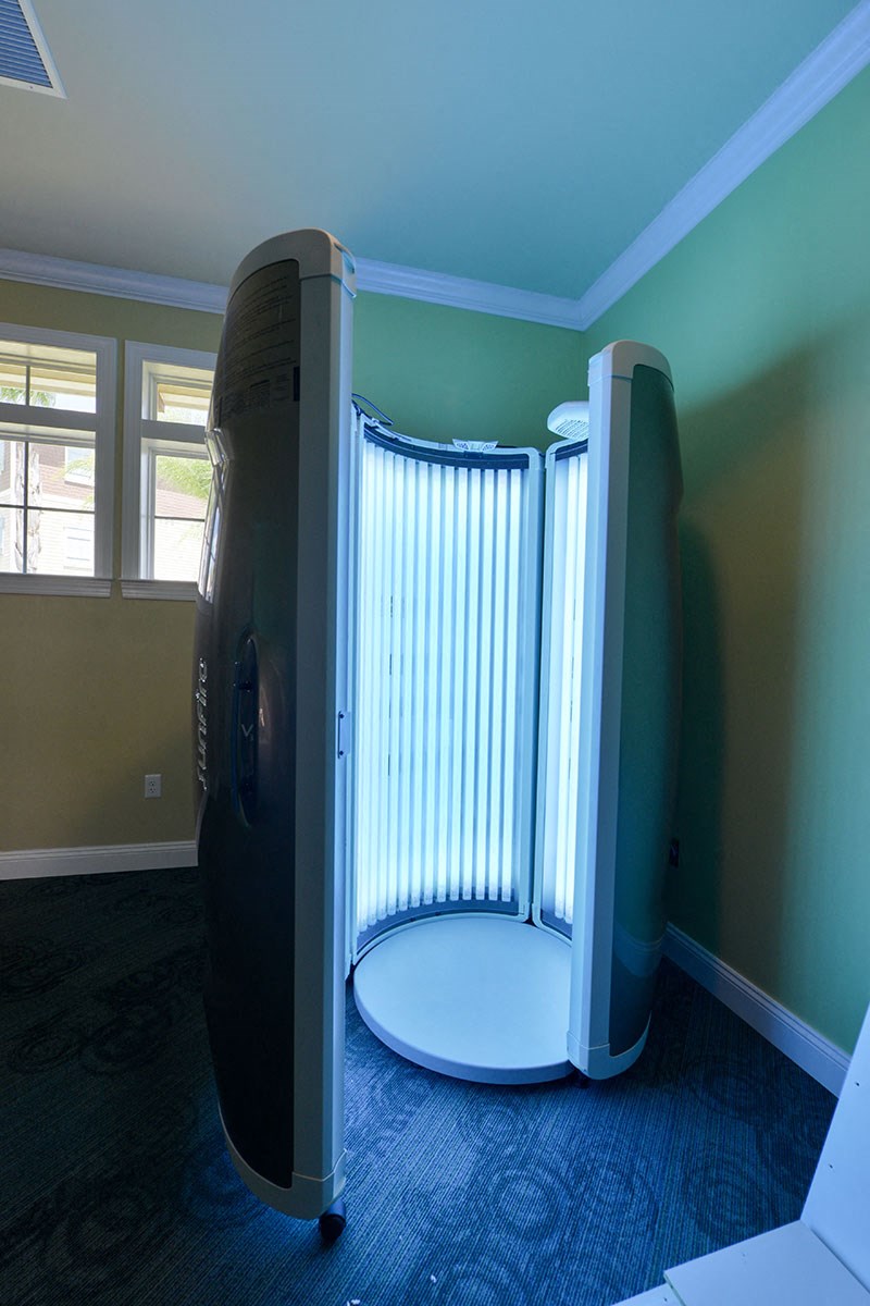 A room with a tanning bed in it at Cabana Club Apartments, Jacksonville