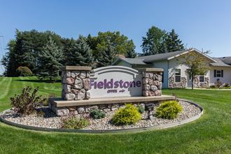 the sign for the fieldstone condos in front of a house